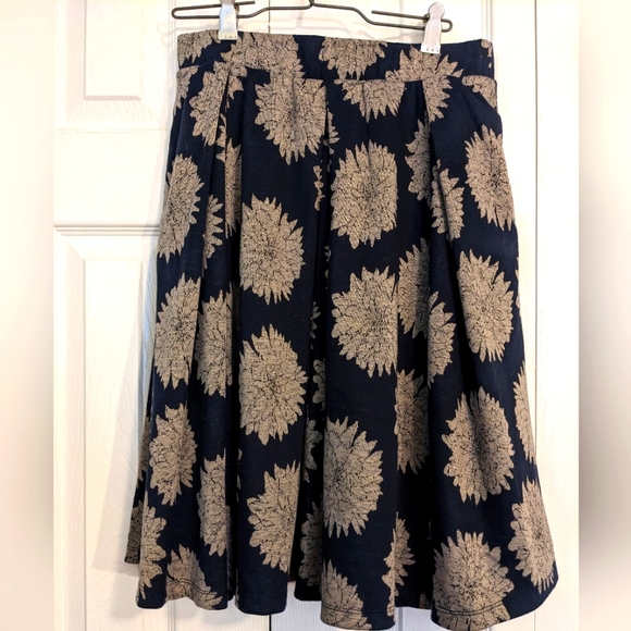 Lularoe Pleated Skirt Dark Navy Blue With Tan Flowers Size Small 6-8 - Picture 1 of 9